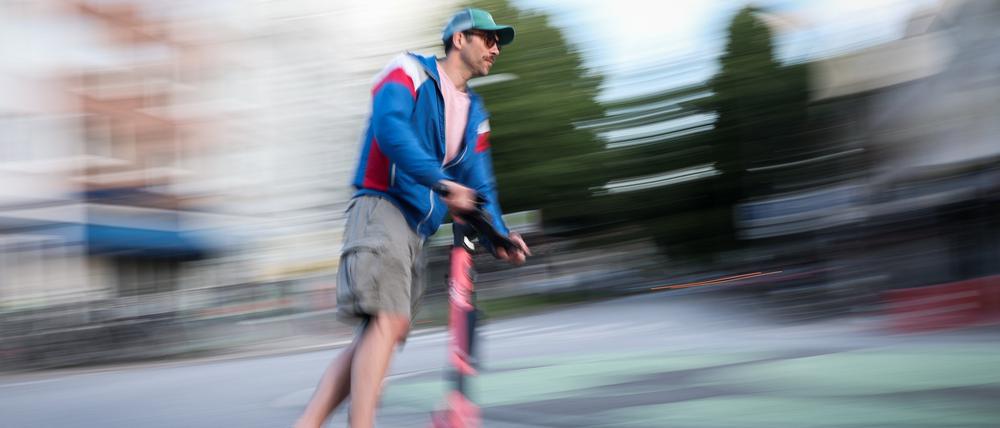 Ein Mann ist auf einem E-Scooter in Hamburg unterwegs.