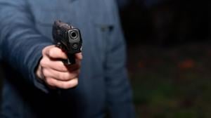 Ein Mann mit einer Pistole (Symbolbild).