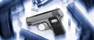 Mehrere Pistolen liegen auf einem Tisch (Symbolbild)