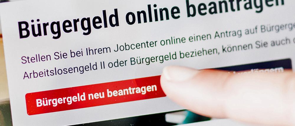 Beantragung des Bürgergeldes im Kundenbereich des Jobcenters Berlin Mitte.