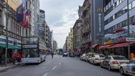 Die Friedrichstraße sollte mal eine Einkaufsmeile von Weltrang werden. Heute ist davon wenig zu sehen. 