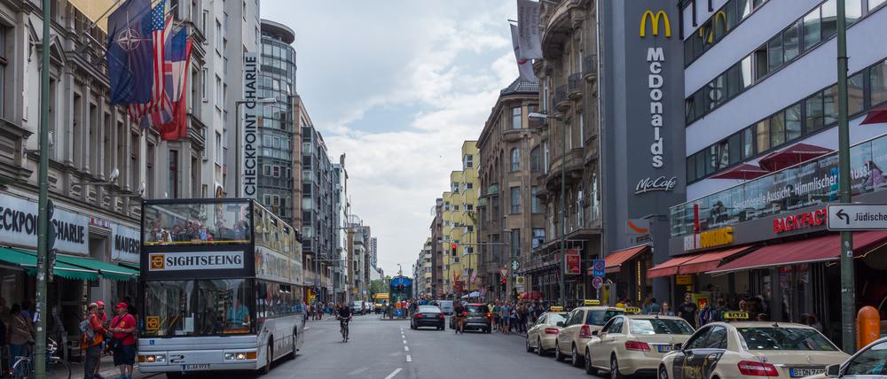 Die Friedrichstraße sollte mal eine Einkaufsmeile von Weltrang werden. Heute ist davon wenig zu sehen.