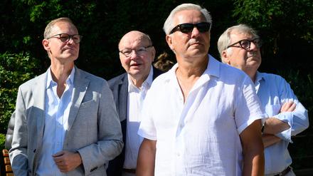 Die ehemaligen Regierenden Bürgermeister Berlins, Michael Müller (l-r, SPD), Walter Momper (SPD), Klaus Wowereit (SPD) und Eberhard Diepgen (CDU), gehen zu einer kleinen Festveranstaltung zum 180. Zoo-Jubiläum im Berliner Zoo. Am 1. August 1844 – vor genau 180 Jahren – wurde der Zoologische Garten Berlin als erster Zoo Deutschlands eröffnet. 