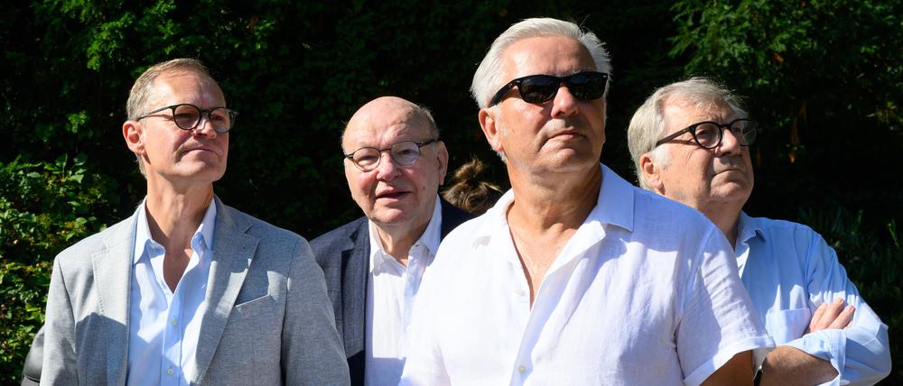 Die ehemaligen Regierenden Bürgermeister Berlins, Michael Müller (l-r, SPD), Walter Momper (SPD), Klaus Wowereit (SPD) und Eberhard Diepgen (CDU), gehen zu einer kleinen Festveranstaltung zum 180. Zoo-Jubiläum im Berliner Zoo. Am 1. August 1844 – vor genau 180 Jahren – wurde der Zoologische Garten Berlin als erster Zoo Deutschlands eröffnet.