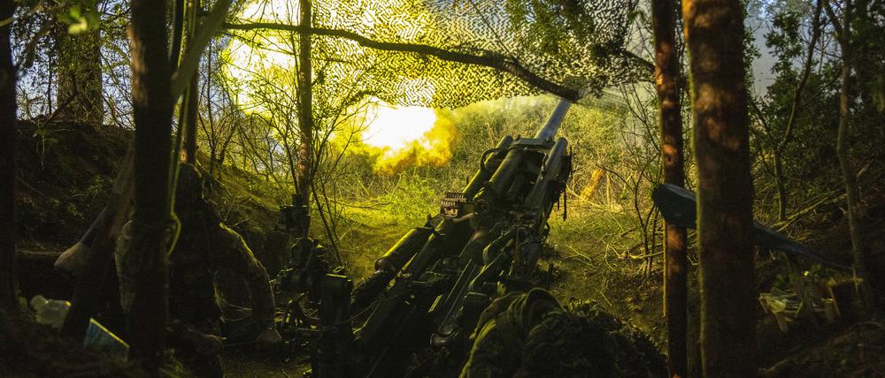 Soldaten der 148. separaten Artilleriebrigade der Luftangriffstruppen der ukrainischen Streitkräfte feuern eine Haubitze M777 auf russische Stellungen an der Donezk-Front. 