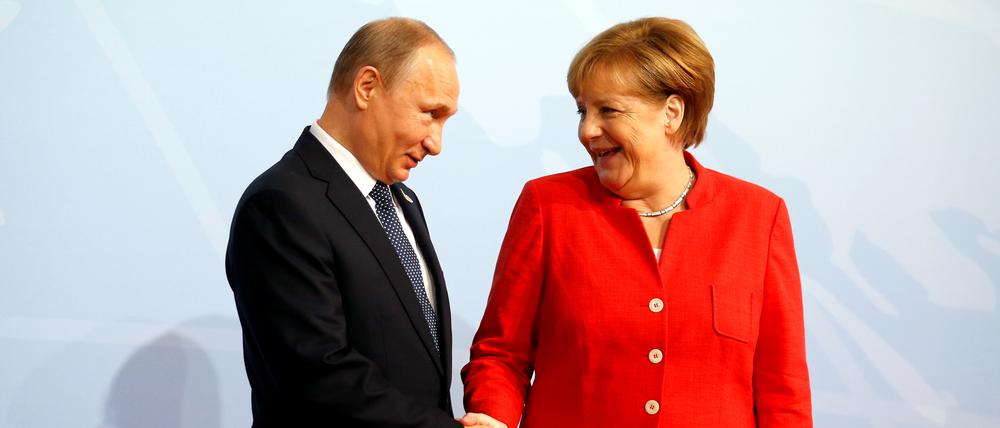 Bundeskanzlerin Angela Merkel begrüßt den russischen Präsidenten Wladimir Putin bei seiner Ankunft zum G20-Gipfel in Hamburg am 7. Juli 2017.