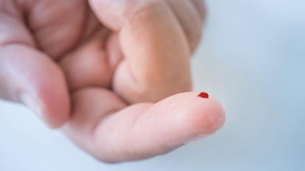 Eine ganze Welt der Moleküle eröffnet sich aus einem einzigen Tropfen Blut. 