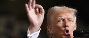 Der republikanische Präsidentschaftskandidat und ehemalige US-Präsident Donald Trump spricht bei einer Wahlkampfveranstaltung. 