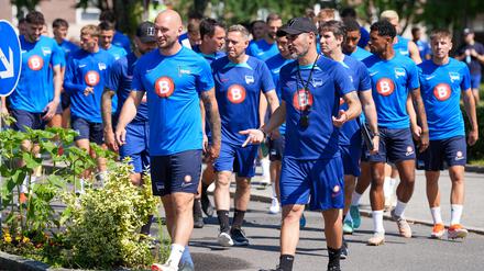 Cristian Fiel (M) kommt neben Toni Leistner (L) mit der Mannschaft zum Trainingsplatz.