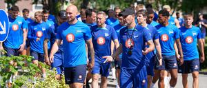 Cristian Fiel (M) kommt neben Toni Leistner (L) mit der Mannschaft zum Trainingsplatz. 