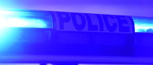 Das Blaulicht eines französischen Streifenwagens der Police Nationale blitzt in Frankreich. Zunehmend kommt es zu gewalttätigen Ausschreitungen in den Drogenmilieus französischer Städte.