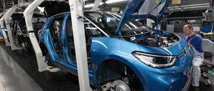 Ein Modell der neuen Generation des ID.3 wird im Werk von Volkswagen in Zwickau montiert.