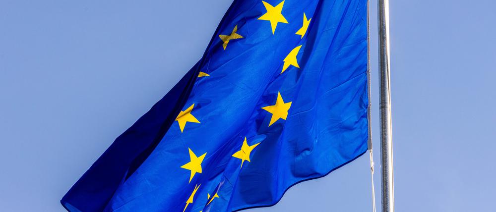 Die Flagge der Europäischen Union weht vor dem Gebäude des Europäischen Parlaments in Straßburg, Frankreich.
