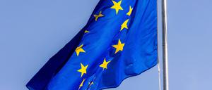 Die Flagge der Europäischen Union weht vor dem Gebäude des Europäischen Parlaments in Straßburg, Frankreich.