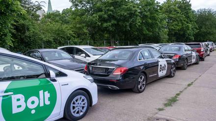 Fahrzeuge der verschiedener Fahrdienstleister, wie Uber oder Bolt, stehen ohne Kennzeichen auf einer als Parkplatz genutzten Freifläche entlang der Wichertstraße zwischen Greifenhagener Straße und Pappelallee in Berlin.