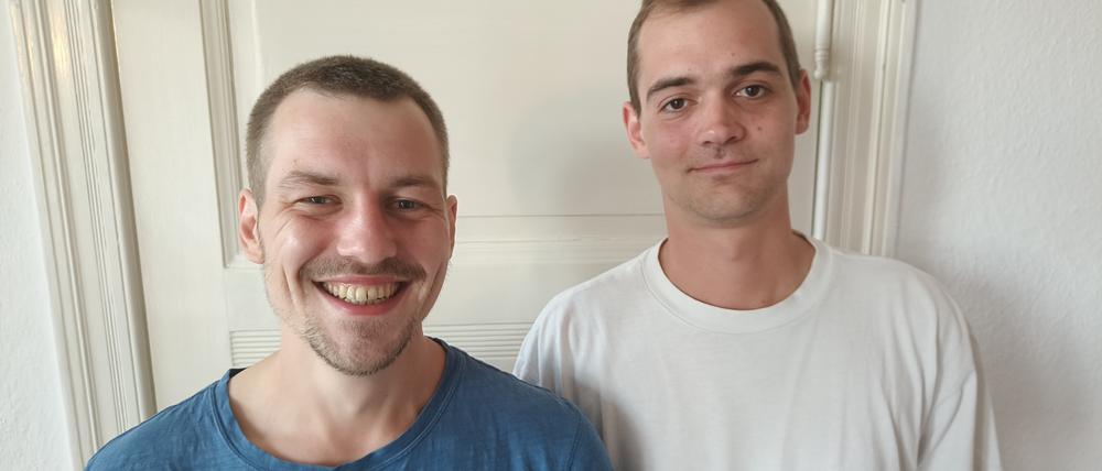 Lennart Tietze (links) und Tim Gatzemeier vom Realita Cannabis Social Club wollen in einer alten Fleischerei in Brandenburg Hanf anpflanzen – und warten auf die Genehmigung vom Bezirksamt Steglitz-Zehlendorf.