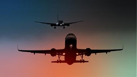 Auf dem Flughafen London Gatwick starten und landen Flugzeuge. 