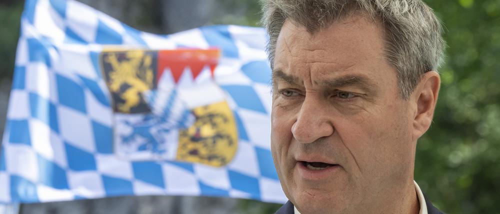 Markus Söder (CSU), Ministerpräsident von Bayern, nimmt nach der letzten Kabinettssitzung vor der Sommerpause an einer Pressekonferenz teil, die auf einem Ausflugsboot auf der Donau abgehalten wurde.