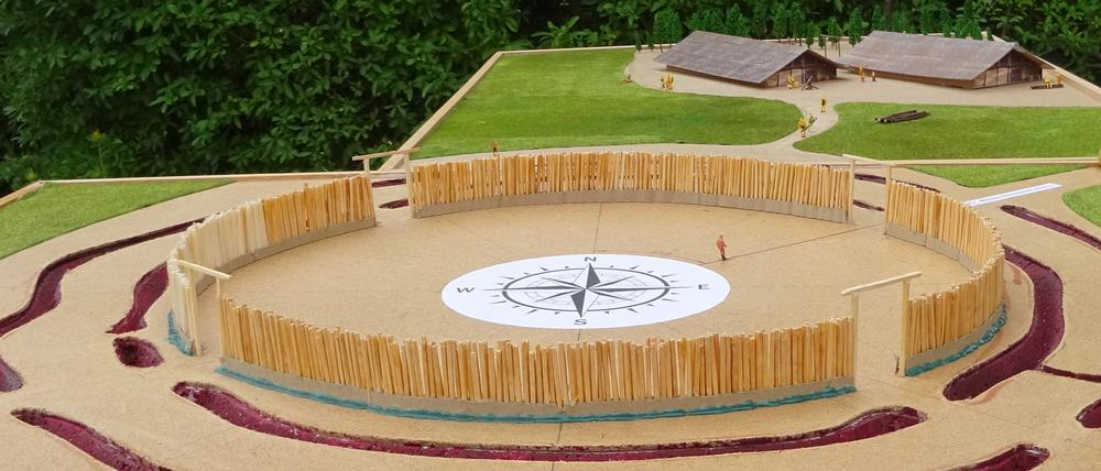  So sah sie aus, die Kreisgrabenanlage Bochow aus der Jungsteinzeit. Das Modell hat Archäologie-Fan Frank Lochter mit seiner Enkeltochter selbst gebaut. 