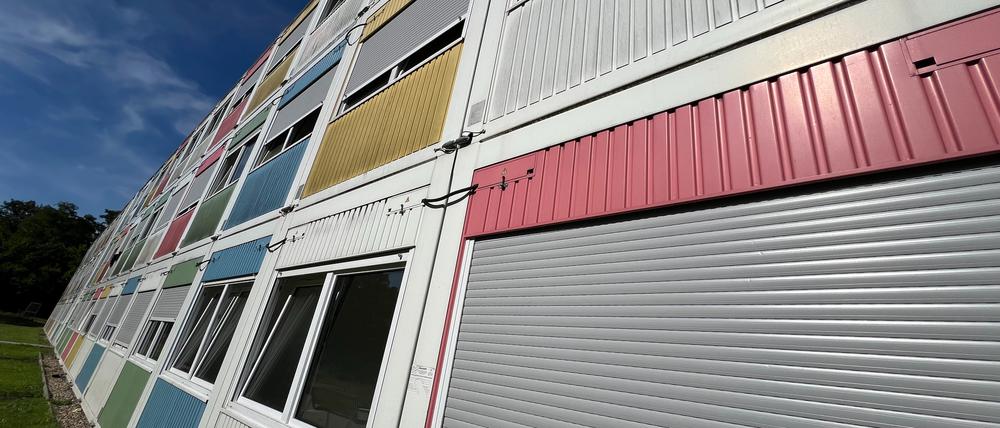 „Die Atmosphäre ist Feuer”: Khalid Al-Salem wohnt in einem von der Sonne aufgeheizten Metallcontainer – zu Besuch in der Unterkunft für Geflüchtete im Zehlendorfer Hohentwielsteig.© Boris Buchholz