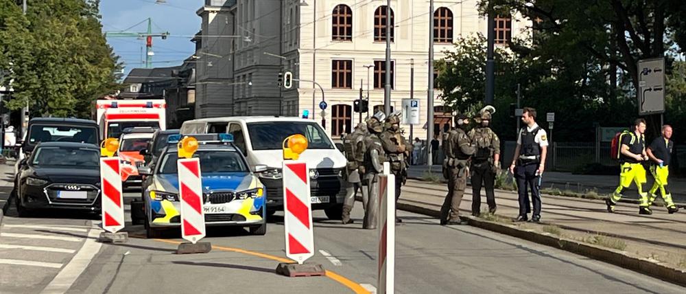 Polizeibeamte bei einem Polizeieinsatz an der Hackerbrücke in München.