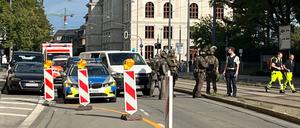 Polizeibeamte bei einem Polizeieinsatz an der Hackerbrücke in München. 