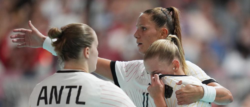 Deutschlands Jenny Behrend (r) wird nach dem Spiel von ihren Mitspielerinnen Xenia Smits (M) und Lisa Antl getröstet.  