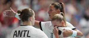 Deutschlands Jenny Behrend (r) wird nach dem Spiel von ihren Mitspielerinnen Xenia Smits (M) und Lisa Antl getröstet.  