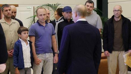 Der russische Präsident Wladimir Putin empfängt die vom Westen freigelassenen Russen in Moskau.