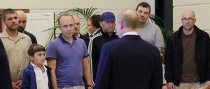 Der russische Präsident Wladimir Putin empfängt die vom Westen freigelassenen Russen in Moskau.