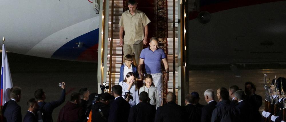 Freigelassene Russen kommen in Moskau an.