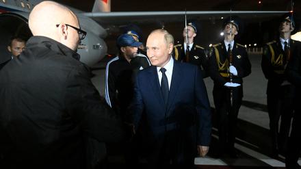 Russlands Präsident Wladimir Putin begrüßt die Freigelassenen in Moskau.