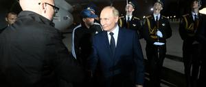 Russlands Präsident Wladimir Putin begrüßt die Freigelassenen in Moskau.