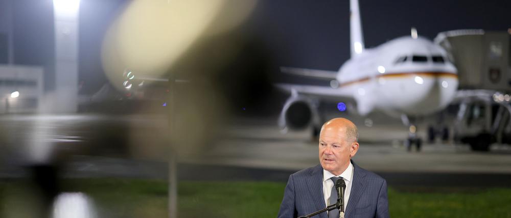 Bundeskanzler Olaf Scholz (SPD) spricht zu den Medien im militärischen Teil vom Flughafen Köln/Bonn, nachdem er sich noch am späten Abend mit den Ex-Gefangenen getroffen hat.