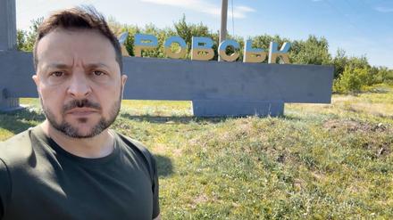 Der ukrainische Präsident Wolodymyr Selenskyj bei einer Videobotschaft vor dem Ortsnamen der Stadt Pokrowsk im Gebiet Donezk im Osten des Landes.
