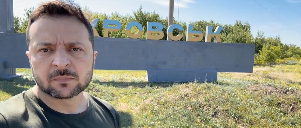 Der ukrainische Präsident Wolodymyr Selenskyj bei einer Videobotschaft vor dem Ortsnamen der Stadt Pokrowsk im Gebiet Donezk im Osten des Landes.