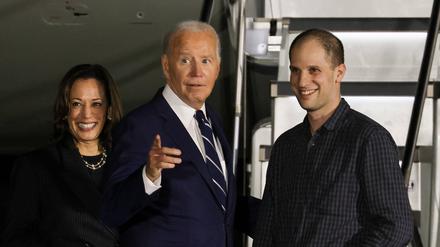US-Präsident Joe Biden begrüßt den Journalisten Evan Gershkovich.