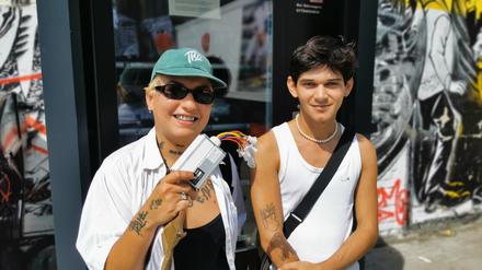 Larissa und Kevin haben ein undefinierbares Gerät aus dem „Secret Packs“ -Automaten auf dem RAW-Gelände in Friedrichshain gezogen. 