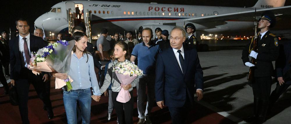 Unter Mördern: Wladimir Putin holte die russischen Staatsbürger am Flughafen ab.