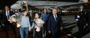 Unter Mördern: Wladimir Putin holte die russischen Staatsbürger am Flughafen ab. 