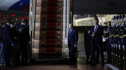 Wladimir Putin wartet auf die ausgetauschten Häftlinge.