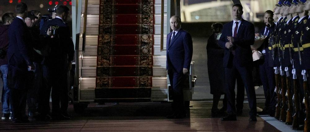 Wladimir Putin wartet auf die ausgetauschten Häftlinge.