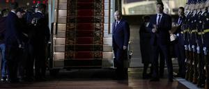 Wladimir Putin wartet auf die ausgetauschten Häftlinge.