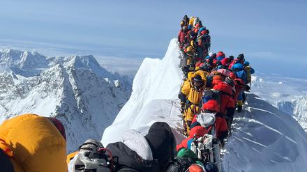 Jedes Jahr wollen Hunderte Menschen auf den Gipfel des Mount Everest.