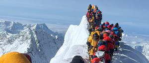 Jedes Jahr wollen Hunderte Menschen auf den Gipfel des Mount Everest.