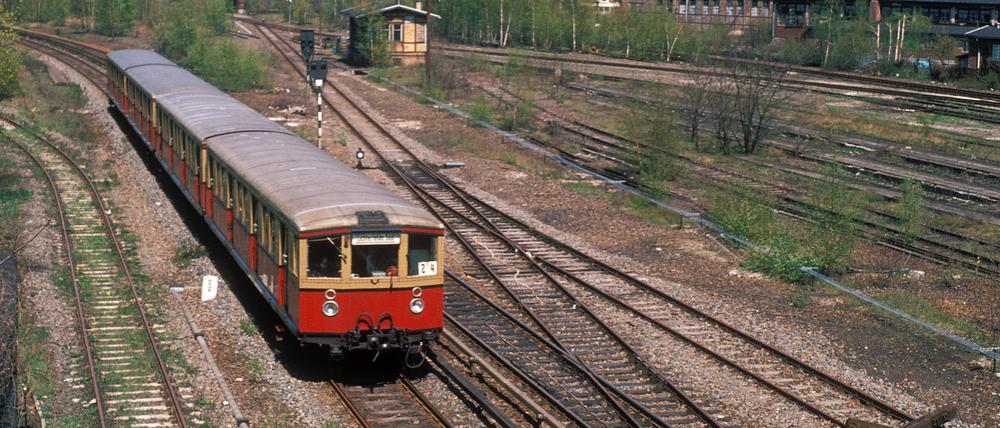 Eine S-Bahn fährt am 29. April 1977 kurz hinter dem Bahnhof Yorckstraße in Berlin.