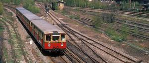 Eine S-Bahn fährt am 29. April 1977 kurz hinter dem Bahnhof Yorckstraße in Berlin.