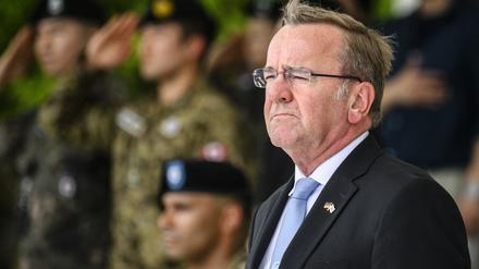 Bundesverteidigungsminister Boris Pistorius (r., SPD) steht im US-Stützpunkt Camp Humphreys in Südkorea, Pyeongtaek, während der Beitritts-Zeremonie zum United Nations Command (UNC).