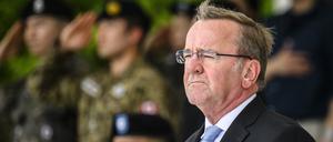Bundesverteidigungsminister Boris Pistorius (r., SPD) steht im US-Stützpunkt Camp Humphreys in Südkorea, Pyeongtaek, während der Beitritts-Zeremonie zum United Nations Command (UNC).