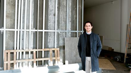 Julian Treidler, Gründer des Start-ups Trisor, auf der Baustelle im HGHI-Tower im Hansaviertel. Kundinnen und Kunden sollen dort bald Tag und Nacht an ihre persönlichen Wertsachen gelangen können. Ein Roboter steuert das Ganze und bringt die Box mit den Gegenständen zu einer Kabine.
